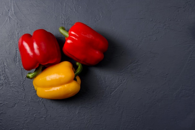 Free photo fresh colourful paprika pepper on grey wall