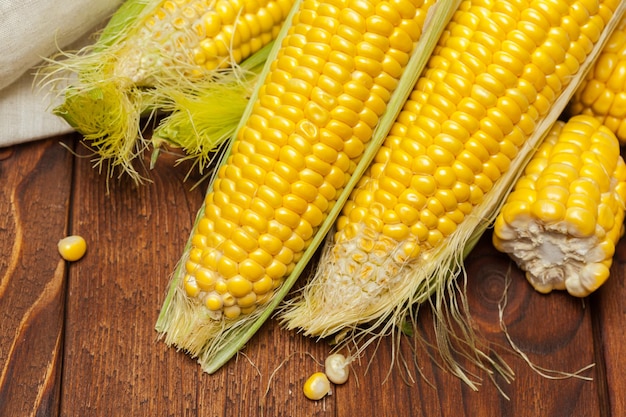 Free photo fresh corn on wooden table