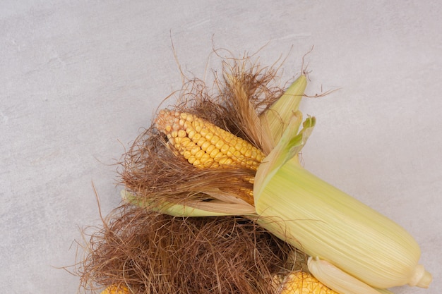 Free photo fresh corns on cobs.