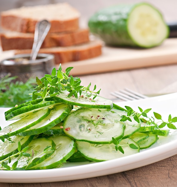 Foto gratuita insalata di cetrioli freschi