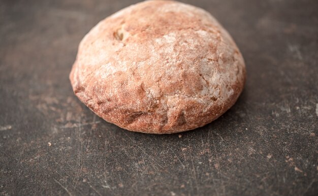 テーブルの上の新鮮でおいしいパン