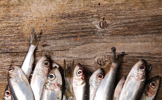 木製のテーブルに新鮮なおいしい魚