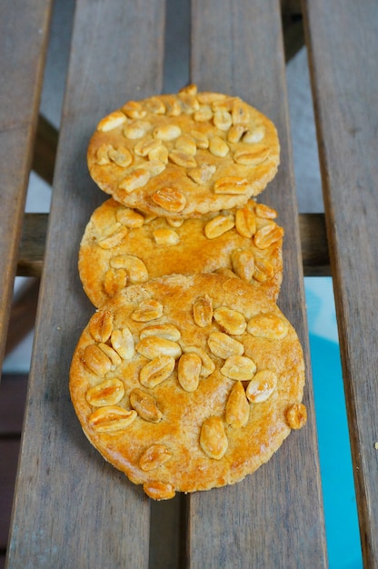 Free photo fresh delicious golden peanut cookies placed on wooden planks