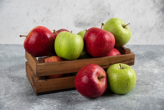 나무 상자에 신선한 맛있는 녹색 및 빨강 사과.