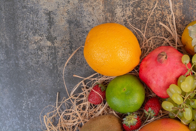 Frutta fresca diversa sullo spazio di marmo.