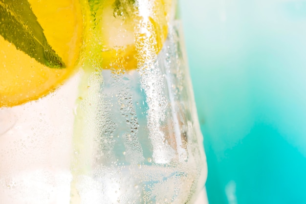 Свежий напиток с ломтиками лайма и мяты в замороженном стакане