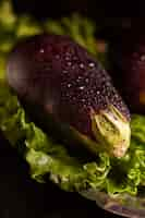 Free photo fresh eggplant on table