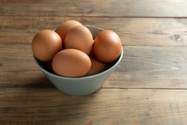 그릇에 신선한 계란