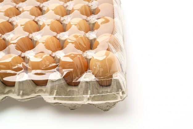 白い背景上のパッケージで新鮮な卵。