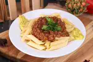 Free photo fresh fettuccine with bolognese sauce and guacamole