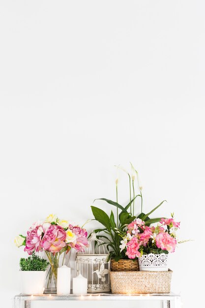 壁に机の上に新鮮な花