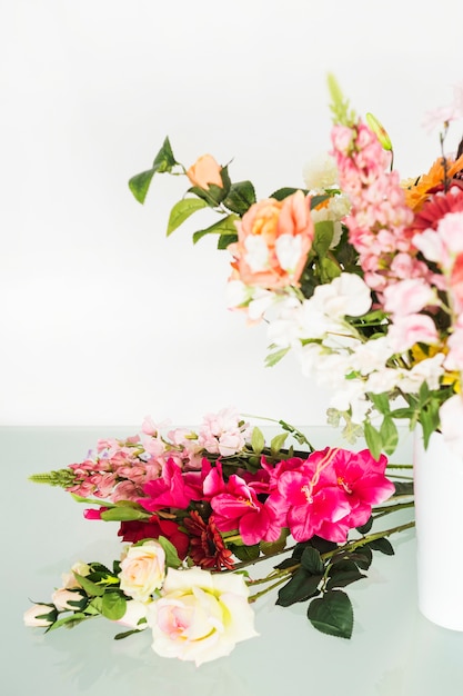 花屋のガラス製の机の上の新鮮な花