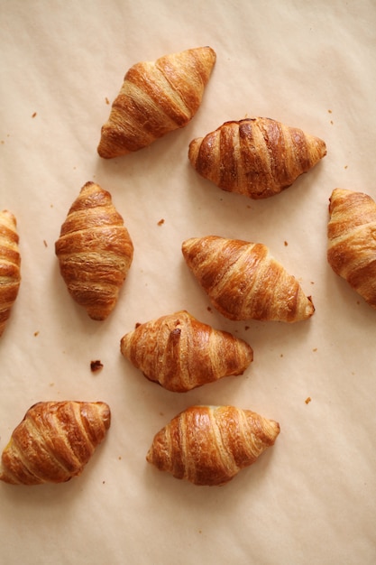 Free photo fresh french croissants on a tablecloth