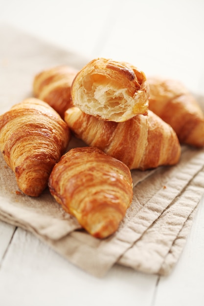 Free photo fresh french croissants on a tablecloth