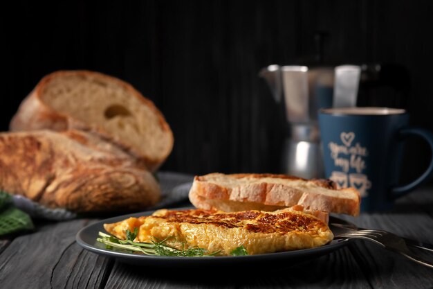 新鮮な豆苗と新鮮なフランスのオムレツベジタリアン料理 Premium写真