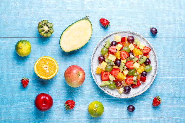 Free photo fresh fruit and berry salad