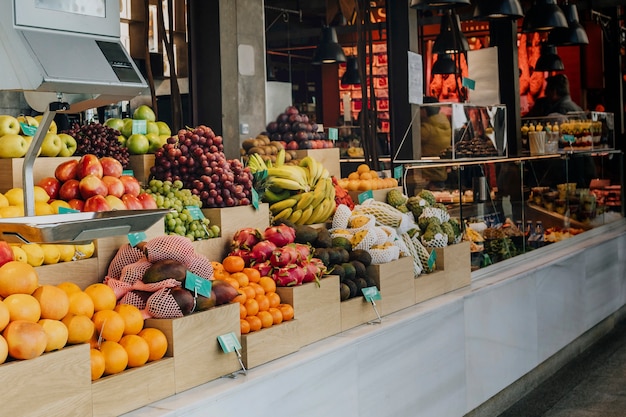 Foto gratuita bancarelle di frutta fresca nel mercato di san miguel