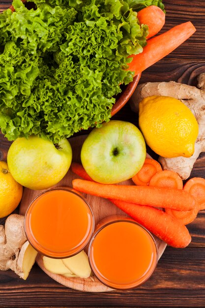 新鮮な果物と野菜のテーブルの上のジュース