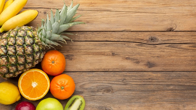 Foto gratuita vista dall'alto di disposizione di frutta fresca