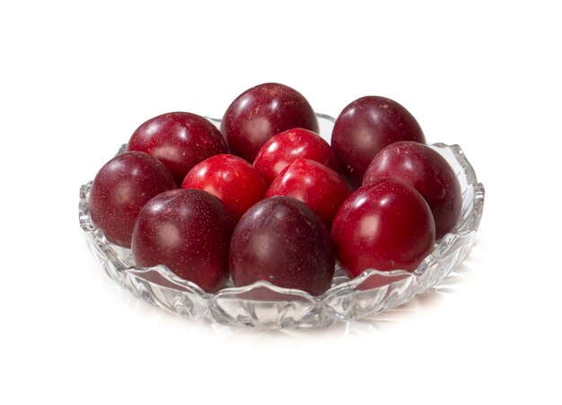 인도 아대륙에서 알루부카라 또는 알루부카라로 알려진 인도 붉은 자두의 신선한 과일. 흰색 바탕에 과일의 힙입니다. 체리 매화