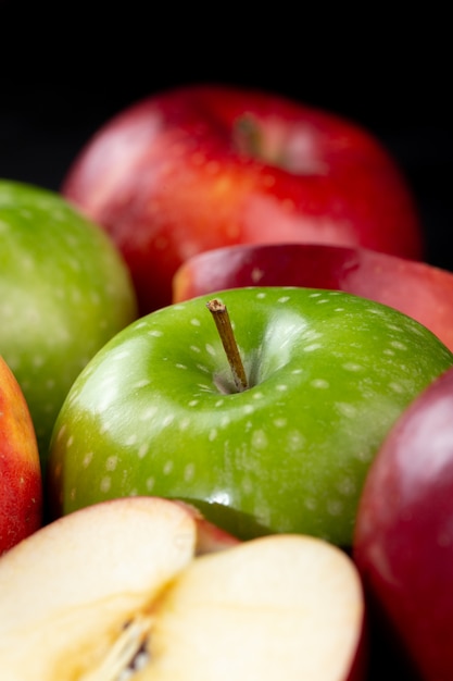 무료 사진 어두운 책상에 고립 된 신선한 과일 빨강 및 녹색 육즙 부드러운 사과