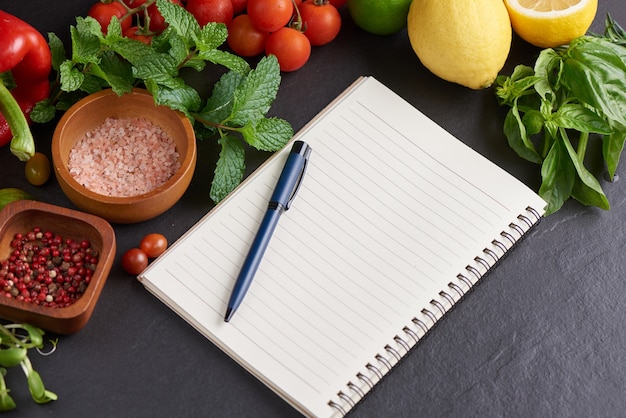 Foto gratuita frutta e verdura fresca per lo sfondo, diversi tipi di frutta e verdura per mangiare sano, frutta e verdura colorate.