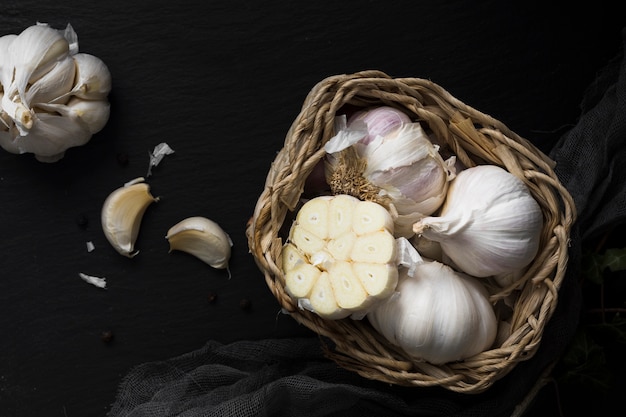 Free photo fresh garlic in basket top view