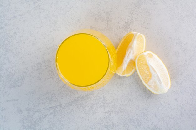 회색에 슬라이스 레몬 레모네이드의 신선한 유리.
