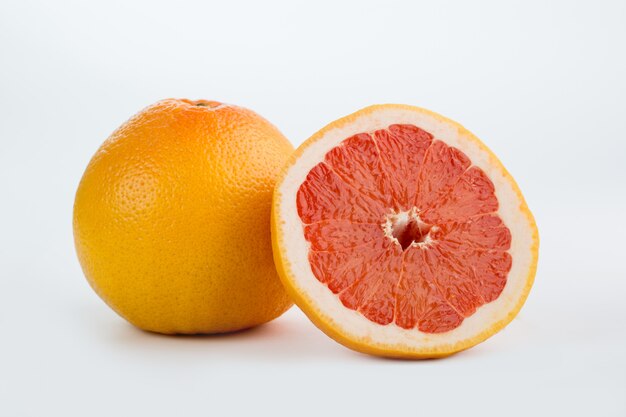 Свежий грейпфрут сочные спелые спелые половинки, изолированные на белом