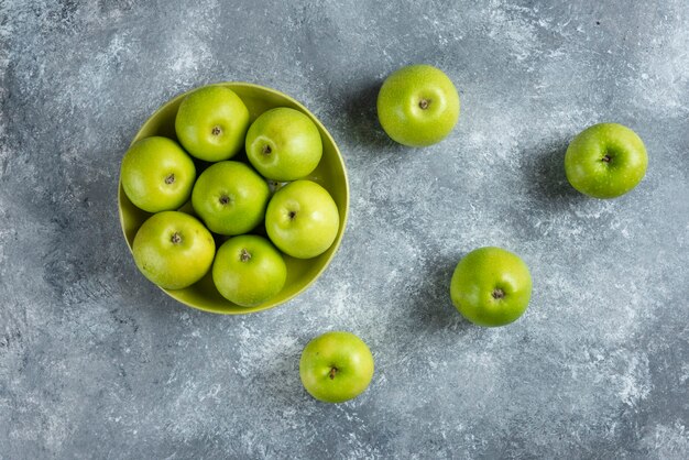 緑の皿に新鮮な青リンゴ