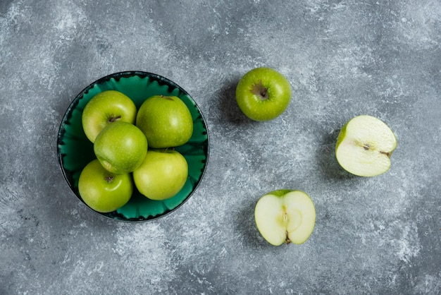 Бесплатное фото Свежие зеленые яблоки в зеленой миске.