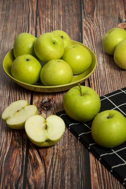 Free photo fresh green apples over table