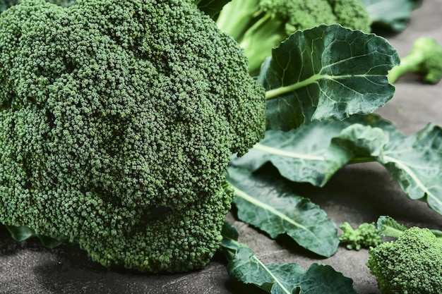 灰色の背景に明るい、新鮮な緑のブロッコリー。クローズアップ、セレクティブフォーカス。健康食品、緑の新鮮な野菜