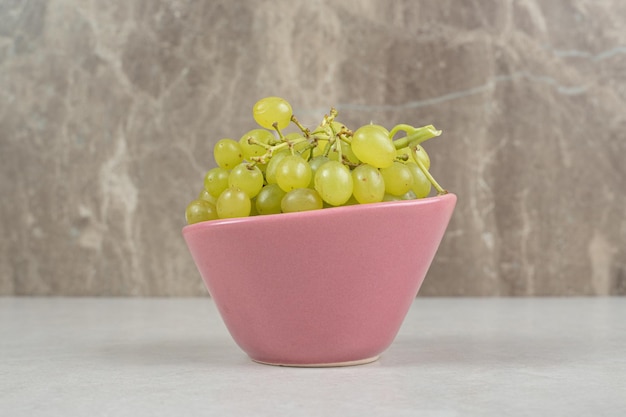 분홍색 그릇에 신선한 녹색 포도