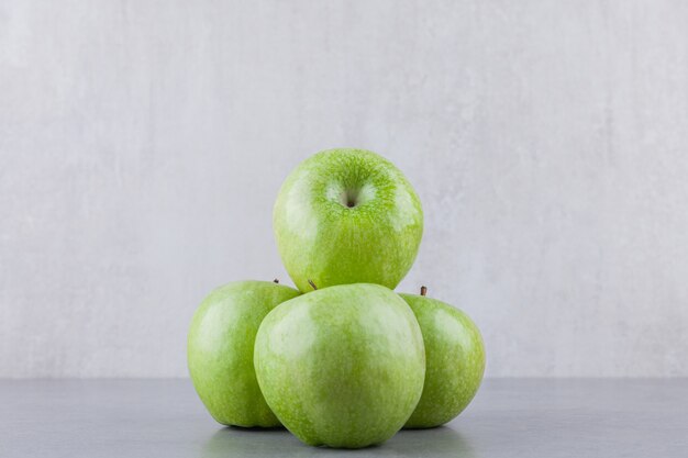 신선한 녹색 익은 사과 과일 돌 테이블에 배치합니다.