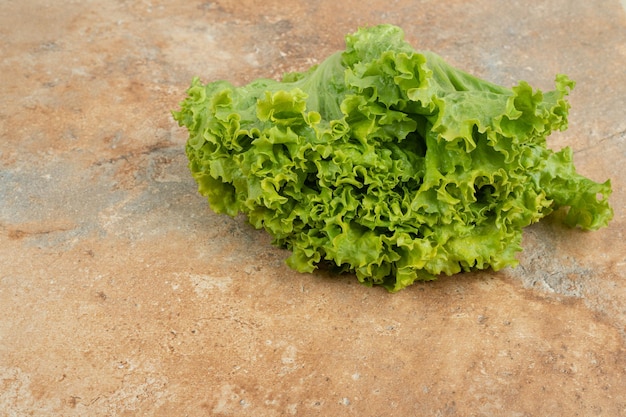 Verdura verde fresca sulla superficie di marmo