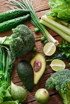 나무 배경에 신선한 녹색 야채와 과일과 채소. 건강한 식생활 개념