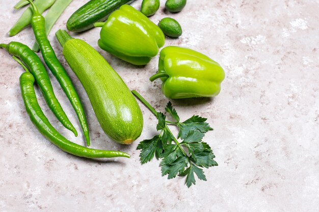 コンクリートの表面に新鮮な緑の野菜