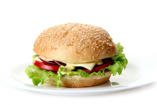 Свежий гамбургер с салатом и луком