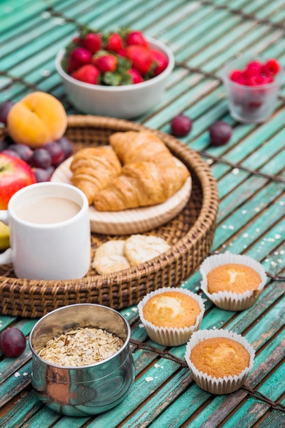 Prima colazione sana fresca su fondo di legno