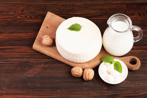 Свежий здоровый молочный продукт сверху