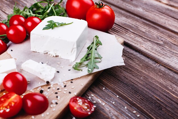 신선하고 건강한 음식. 맛있는 이탈리아 저녁. 신선한 치즈 나무 보드에 제공