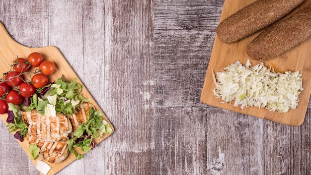 Free photo fresh healthy grilled chicken and tomatoes on wooden boards. healthy lifestyle