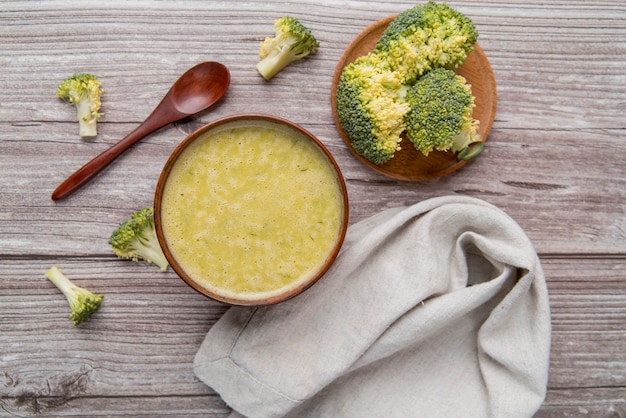 Foto gratuita vista superiore della minestra di broccoli casalinga fresca