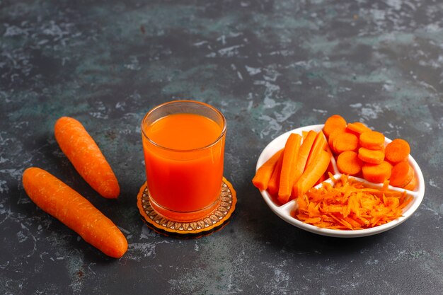 Foto gratuita succo di carota fresco fatto in casa.