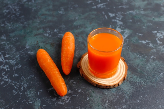 Foto gratuita succo di carota fresco fatto in casa.