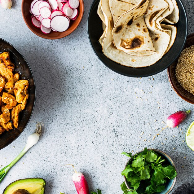 Foto gratuita idea della ricetta del taco di pollo al curry fresco fatto in casa