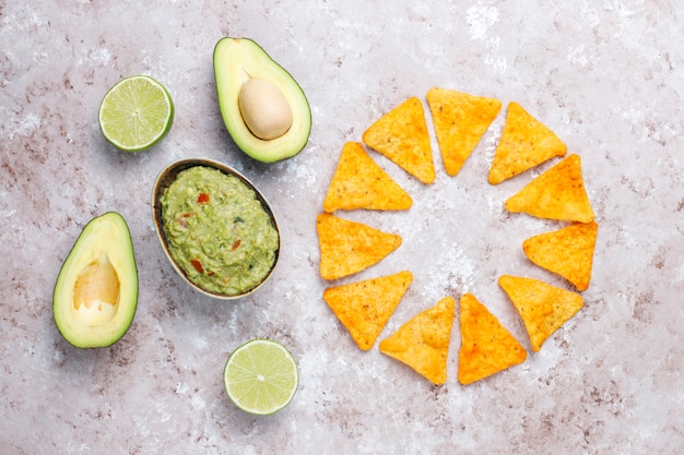 Free photo fresh homemade hot guacamole sauce with nachos, top view