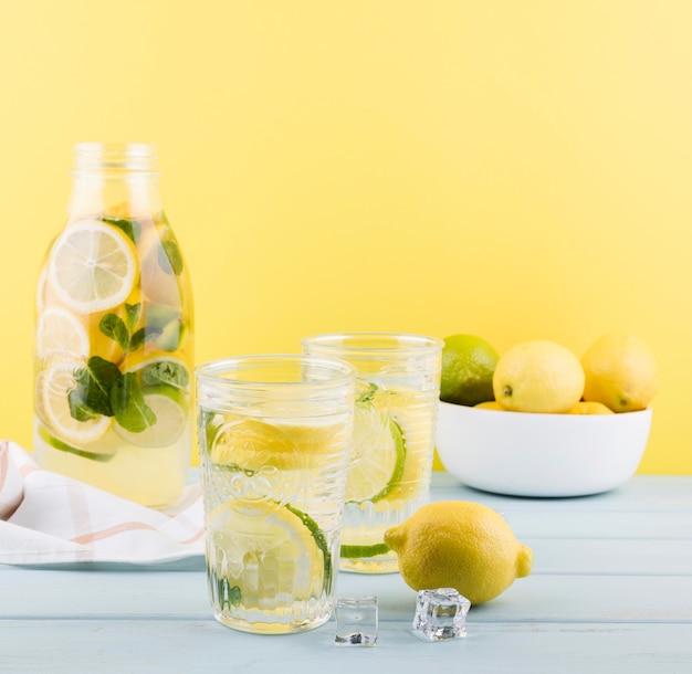 Foto gratuita limonata fatta in casa fresca pronta per essere servita