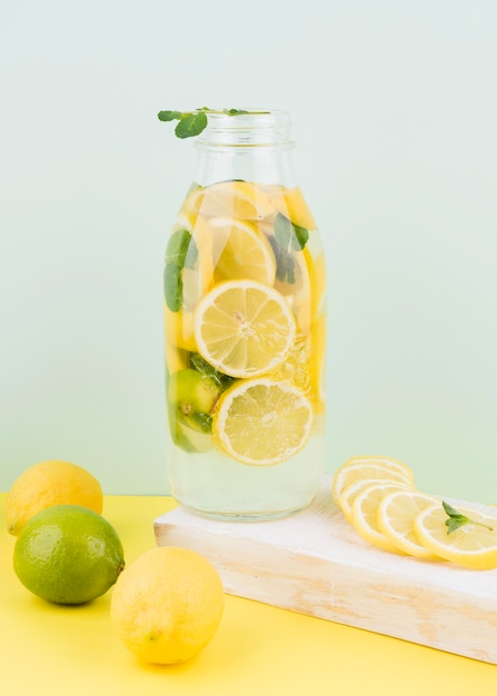 Свежий домашний лимонад готов к употреблению